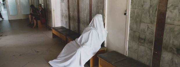 в киевской больнице женщина умерла, сидя в очереди