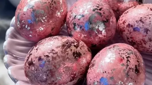 Розовые пасхальные яйца, кадр с видео