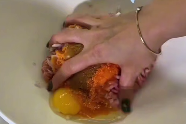 "Гнізда" з фаршу з тягучим сиром, кадр з відео