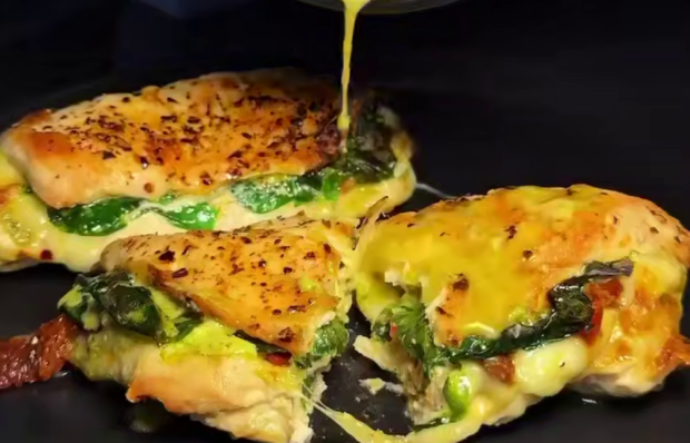 Куриная грудка с соусом песто и моцареллой, кадр из видео