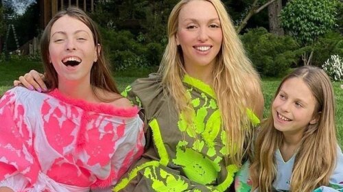 Одна краше другой!: Полякова порадовала поклонников свежими фото с дочерьми – все трое в одинаковых костюмах