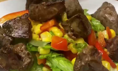 Літній салат з курячою печінкою, кадр з відео