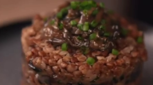 Гречка с шампиньонами в сливочном соусе, кадр из видео