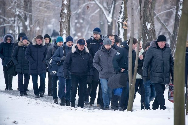 Виталий Кличко вместе с коллегами идет к проруби в парке «Наталка»