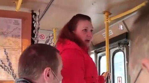 "Натягнув маску, боїшся сд*хнути": у Кременчуці жінка дала пенсіонеру прочухана через маску (відео)