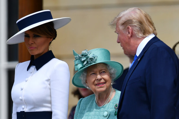 Дональд и Мелания Трамп на встрече с Елизаветой II