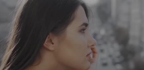 Дівчина. Фото: скріншот youtube.com