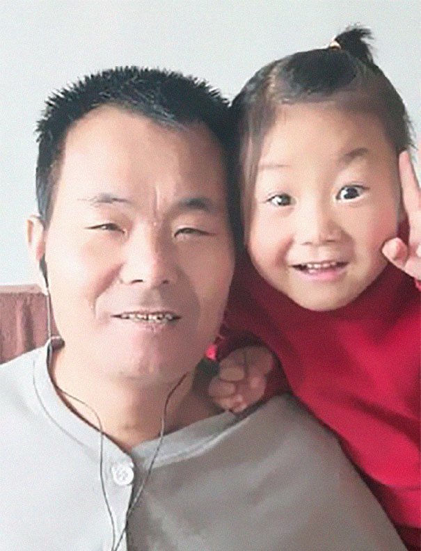 Китайська шестирічна дівчинка доглядає за паралізованим татом вже два роки