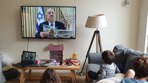 В помощь родителям: президент Израиля во время карантина читает сказки онлайн