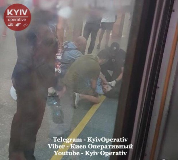 Жуткая трагедия в киевском метро: поезд переехал парня, упавшего на перроне
