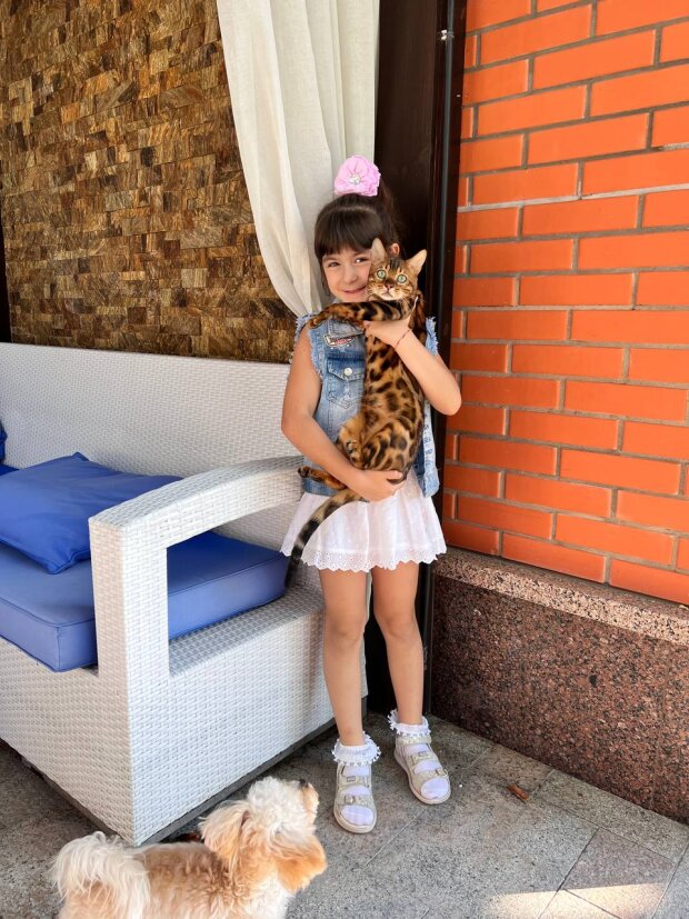 Дочь Юлии Сеник с кошкой