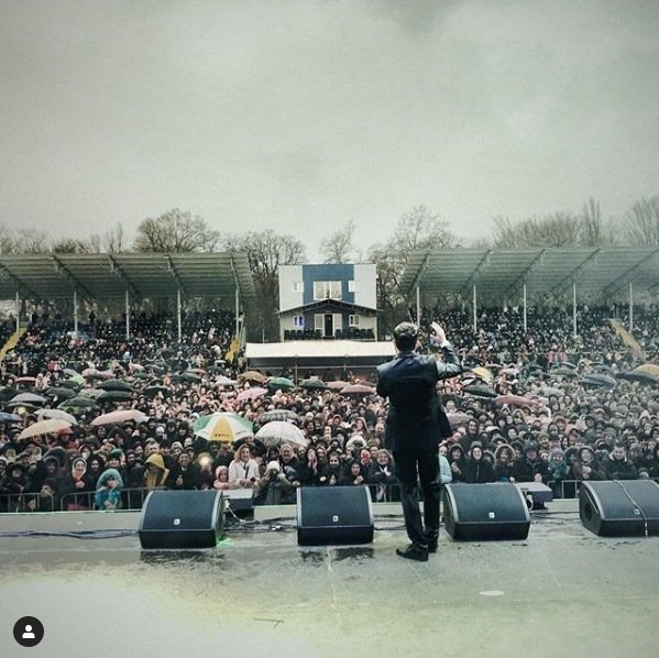Володимир Зеленський під час благодійного концерту в Кременчуці