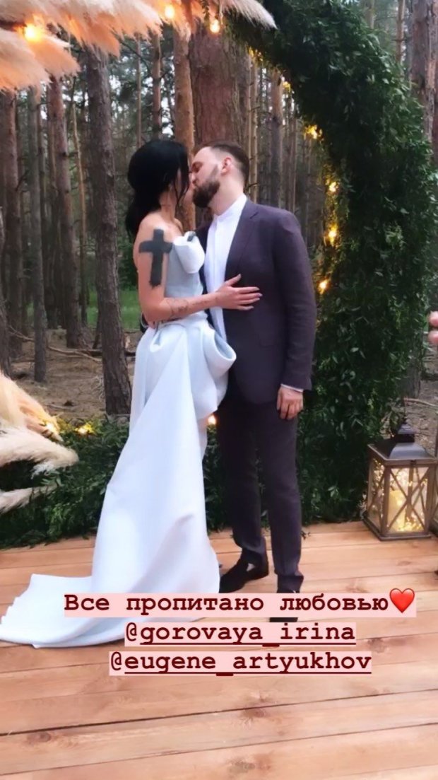 Ирина Горовая появилась на свадьбе Потапа и Каменских с черным крестом и в белом платье