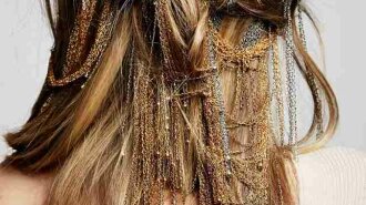 золотые украшения в волосах