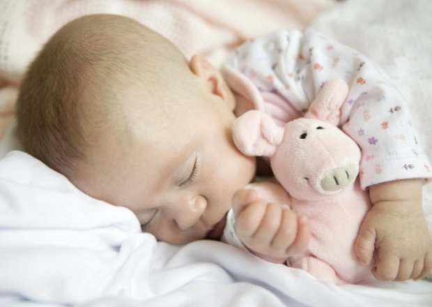 В кроватке младенца не должно быть игрушек, подушек и одеяла