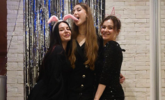 Подруги, дружба, вечірка, фото: Clutch