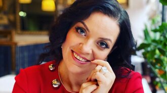 В оксамитовому жакеті з величезними квітами: схудла Наталія Холоденко зачарувала новим образом у Каті Осадчої