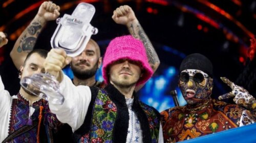 Заробили для ЗСУ космічну суму: Kalush Orchestra продали кришталевий мікрофон Євробачення-2022