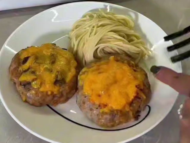 "Гнізда" з фаршу з тягучим сиром, кадр з відео