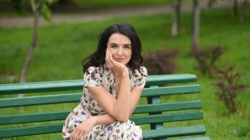 "Маникюр сделаю через день": Валентина Хамайко показала, как работает на огороде