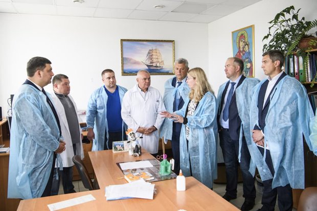 Черкасская областная больница: Владимир Гройсман, Ульяна Супрун и группа врачей