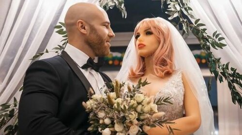 Український бодібілдер одружився з силіконовою лялькой на ім'я Марго: з'явилися перші весільні фото нестандартної парочки