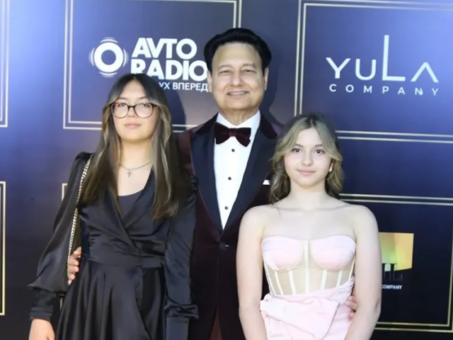 Захур з доньками, фото з соцмереж