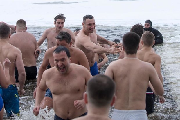 Віталій Кличко підтримує колег під час купання в ополонці