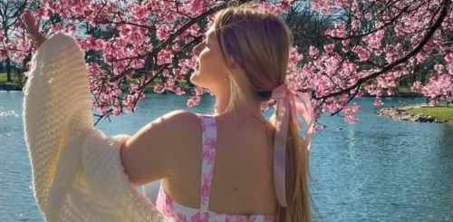 Весна, дівчина, бажання, фото із соцмереж