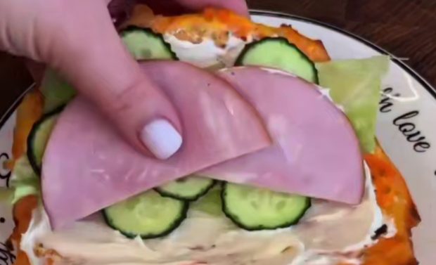 Морквяно-сирні коржики, кадр з відео