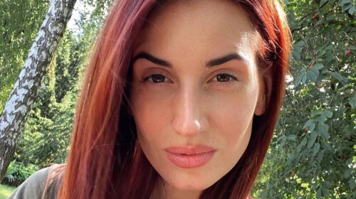 Снайперша Эмеральд показала фигуру через 2 недели после родов и призналась, сколько весит: "Не говорите, что генетика"