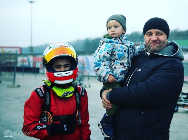 Єгор Крутоголов з дітьми