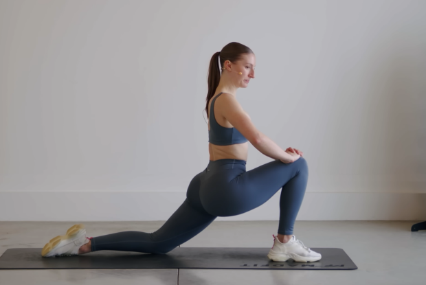 Растяжка, спорт, упражнения, кадр из видео