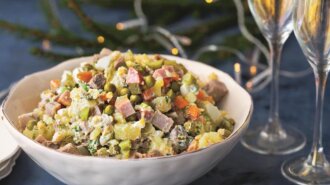 Классический салат «Оливье» - такой, как делали наши бабушки на Новый год  - раскрываем секрет его уникального вкуса