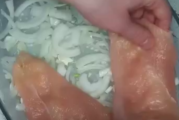 Курка з ананасами, кадр з відео