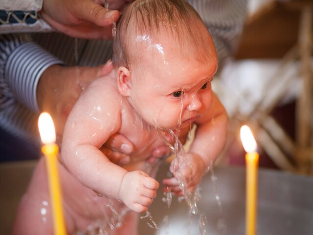 Крещение ребенка: 5 спорных мнений
