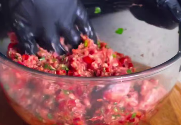 Котлети по-турецьки з картоплею, кадр з відео