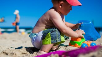 Доктор Комаровський розповів, як вибрати сонцезахисні засоби для дитини