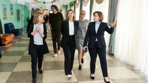 Елена Зеленская в стильных джинсах и кроссовках посетила одну из киевских школ