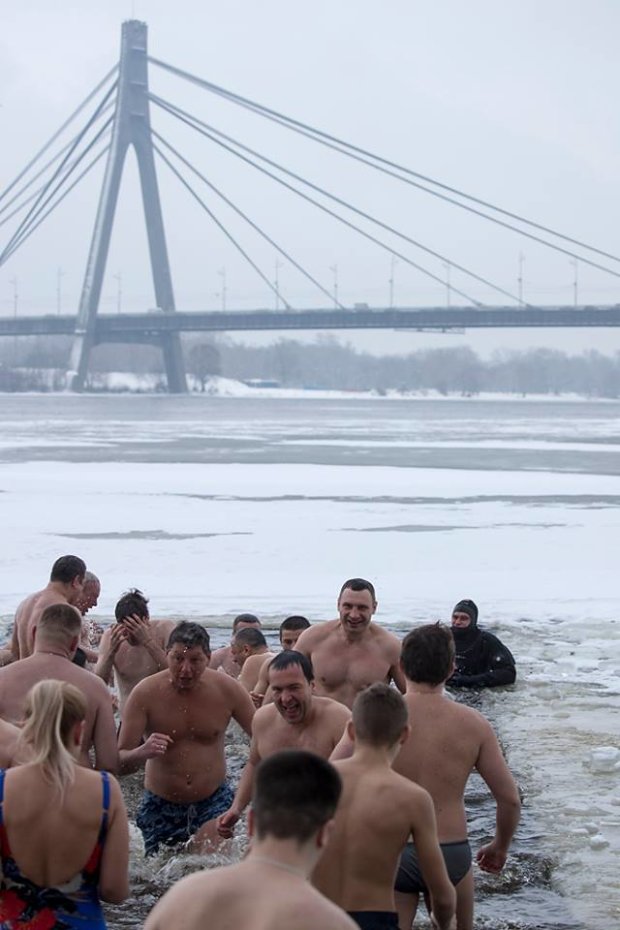 Виталий Кличко и госслужащие искупались в Крещенской воде