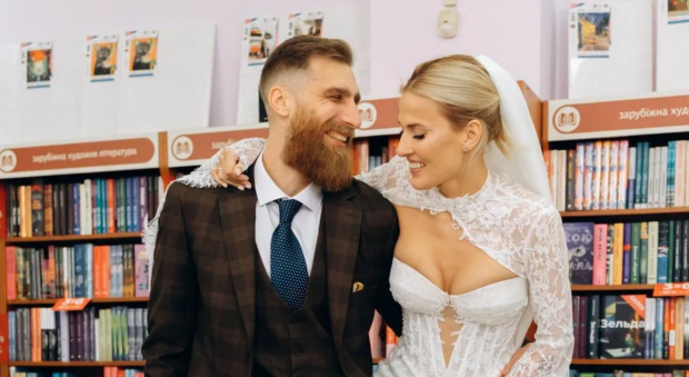 Письменник Павло Вишебаба одружився з блогеркою Анжелікою Кравець