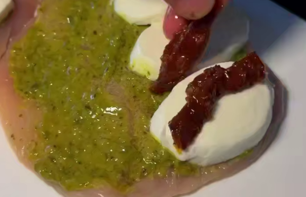 Куриная грудка с соусом песто и моцареллой, кадр из видео