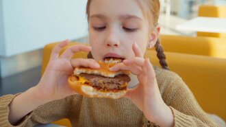 portrait-girl-eating-burger-in-the-fast-food_nlynyvecx__F0000