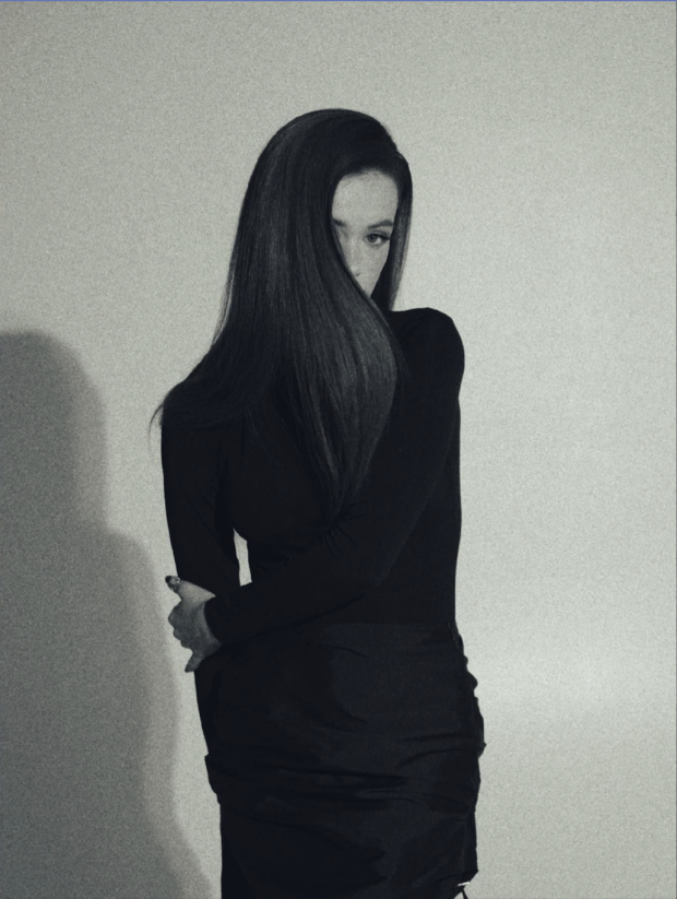 Мария Яремчук после долгого "молчания" очаровала сеть редким фото в черном наряде