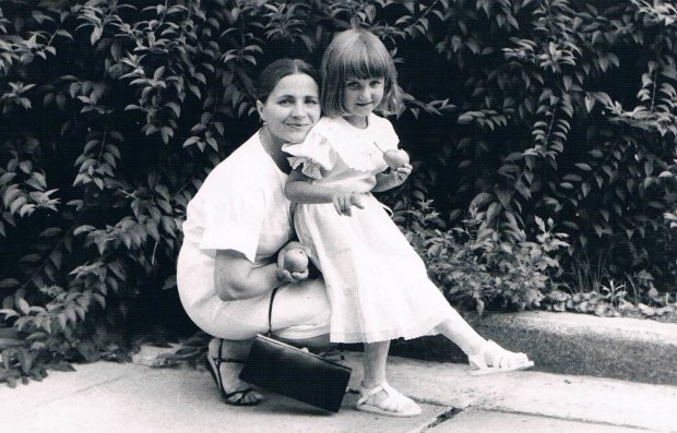 Маленькая Тоня Матвиенко с мамой Ниной Матвиенко