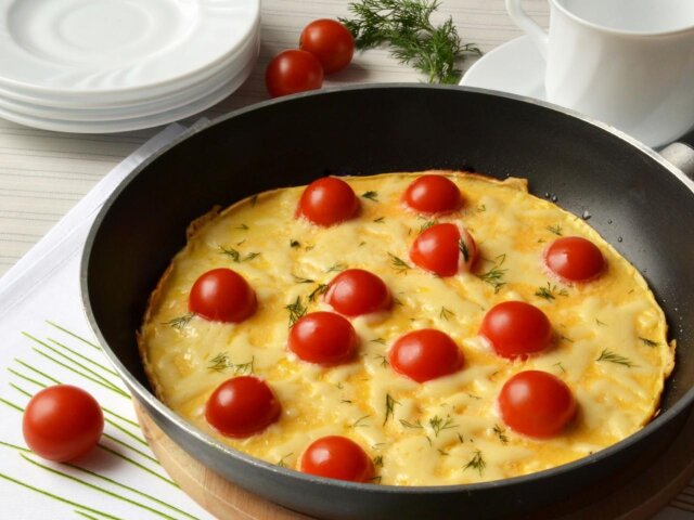 omlet-s-syrom-i-pomidorami-cherri_1529574068_1_max