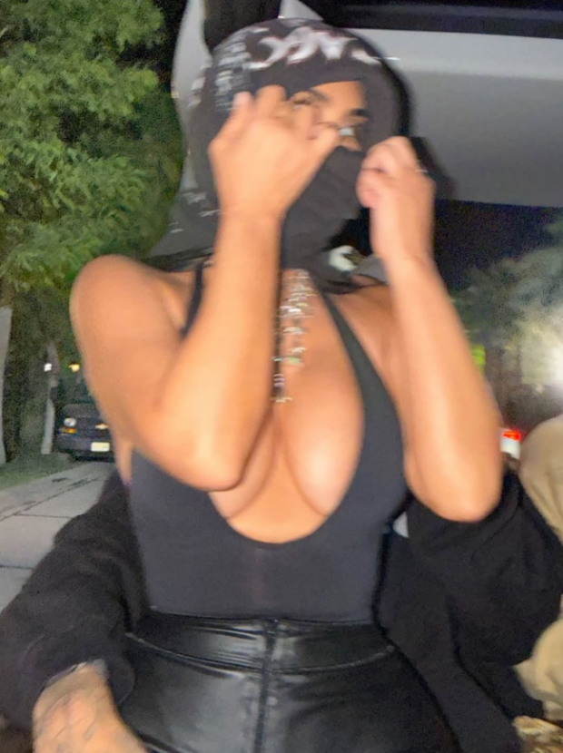 Кім Кардаш'ян вразила модний та трендовим стилем жіночого одягу а-ля 90-ті