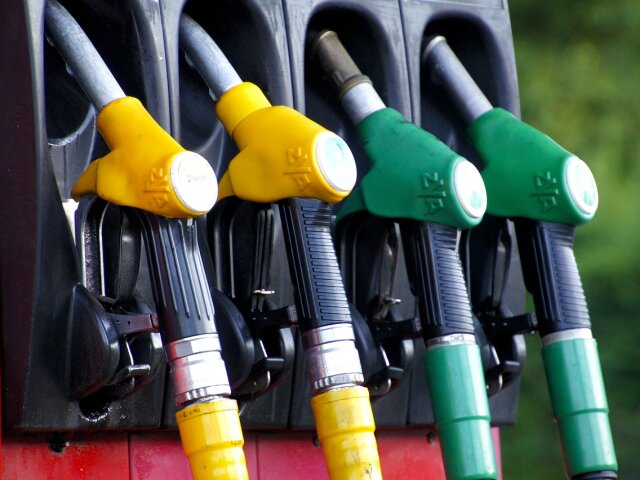 АЗС. Бензин. Фото: Изображение IADE-Michoko с сайта Pixabay