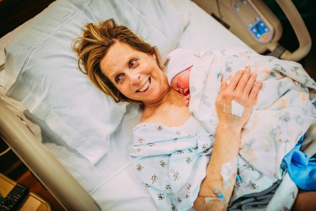 61-річна жінка народила дитину для свого сина-гея і його чоловіка