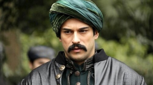 Найкрасивіший турецький актор Бурак Озчивит показав свою харизму – справжній "містер Бей"